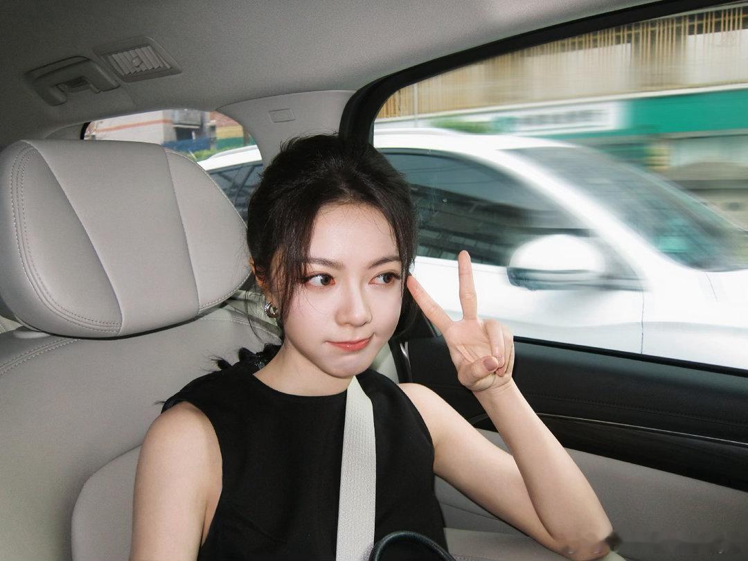 8月5日，赵今麦更新微博动态，发了一组照片，并配文：“奇遇一夏 ”她生图比电视上