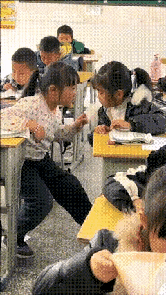 晒图笔记大赛 晒图笔记大赛
话说三个女人一台戏
这俩小姑娘
一个手指画圈
一个点