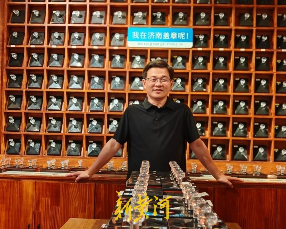 人们来济南旅游能带走什么？除了记忆、影像、会淡去的感受，时下最流行的就是盖章。在