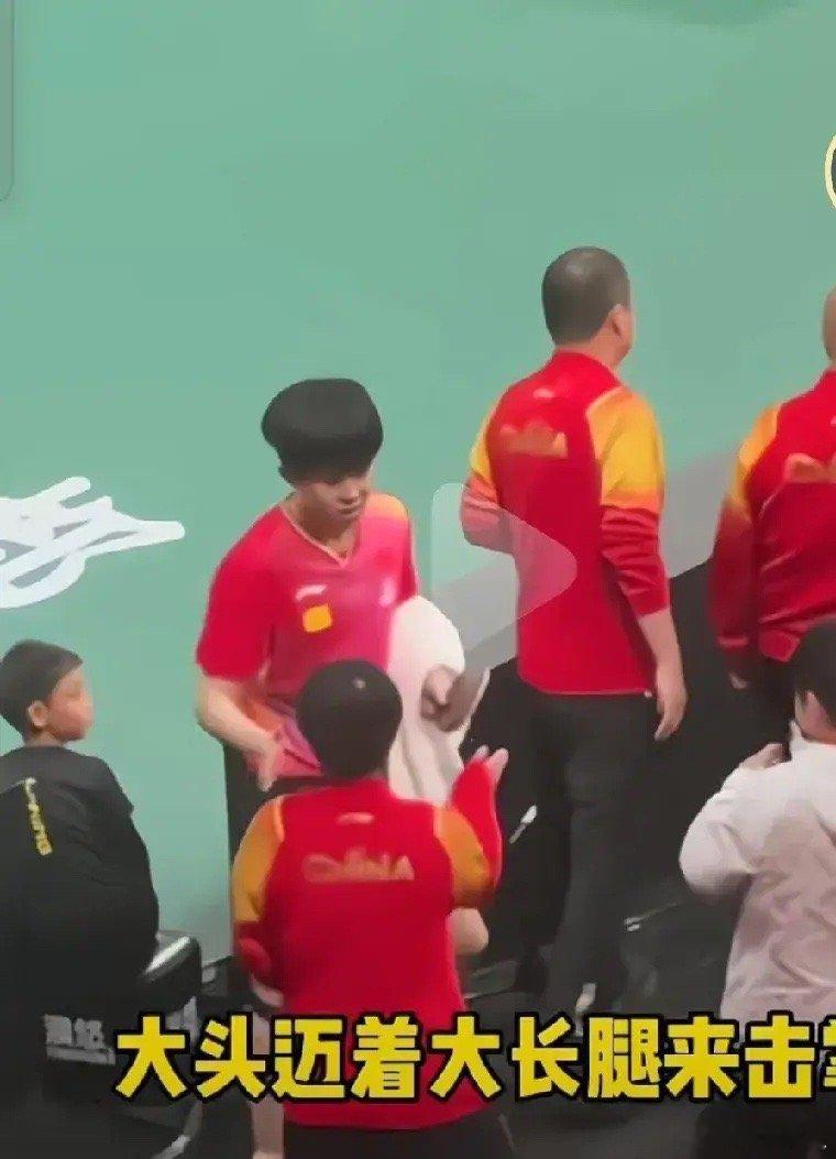 王楚钦和孙颖莎真是让人又好笑，又心疼昨天大头赢了比赛没和莎莎击掌，结果王楚钦被全
