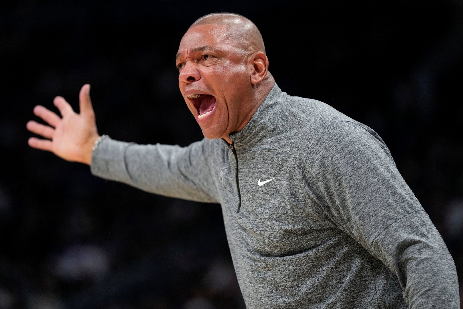 #雄鹿或将解雇主帅里弗斯##雄鹿内部宫斗大戏#Shams发布了一篇关于雄鹿队内幕