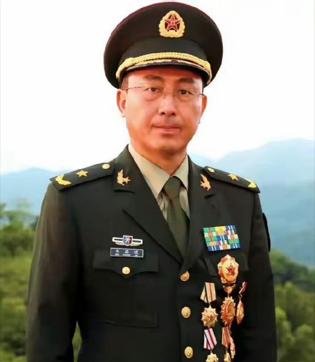 这个一等功，堪称战神！你不服不行。年仅20岁，战友全部牺牲，弹片击中左眼，穿透右