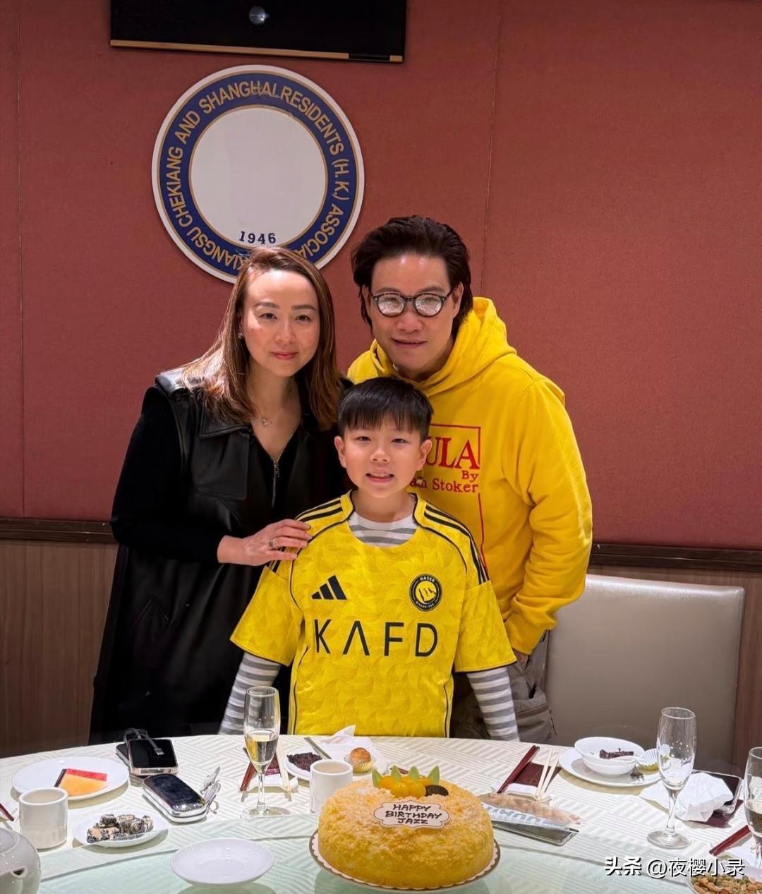 59岁苏永康和老婆一起为儿子庆祝生日，一家人到餐厅吃饭，看起来好幸福！儿子的长相