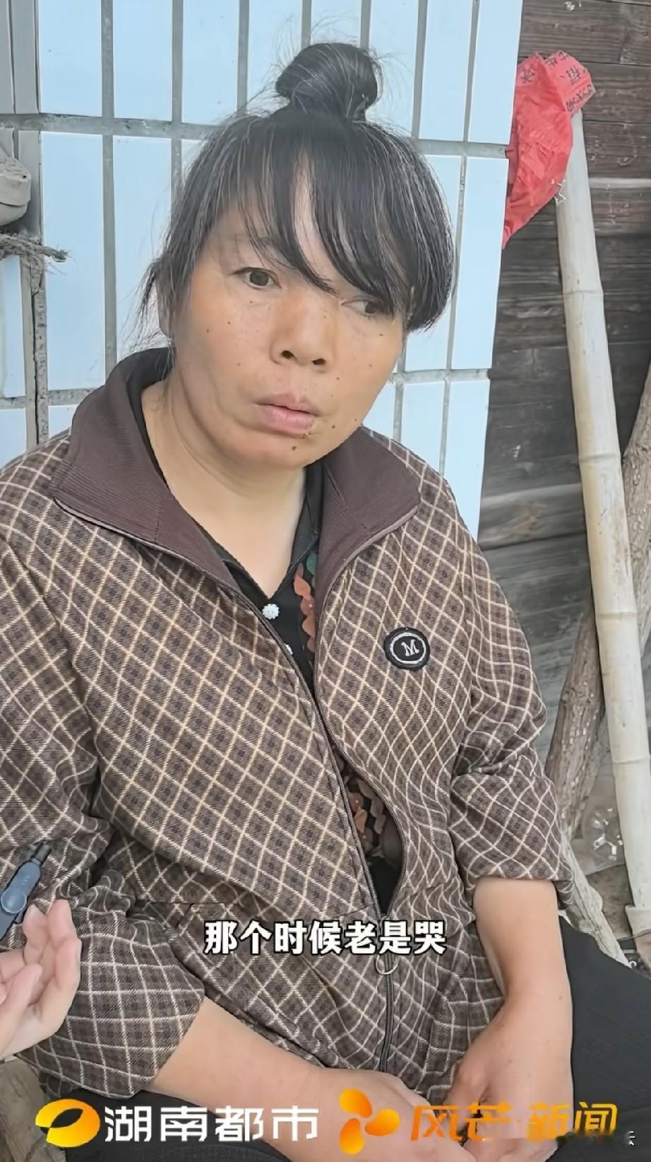 记者来到梁永辉的家里，见到了他的妈妈，妈妈以前是能看的见的，后来因为他生病着急哭