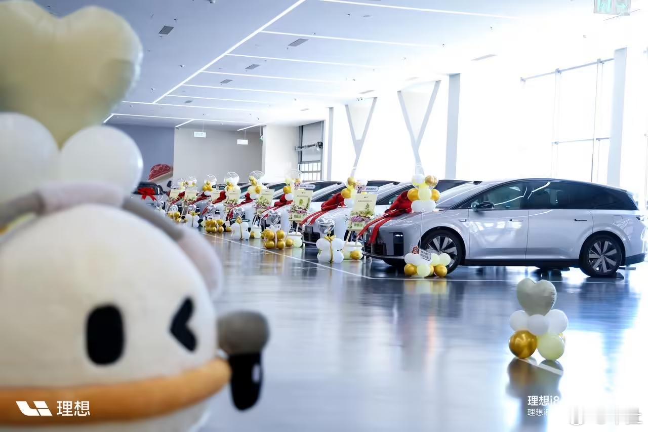 今日全国 19 城同步开启六座纯电 SUV 理想 i8 的交付。理想i8开启交付