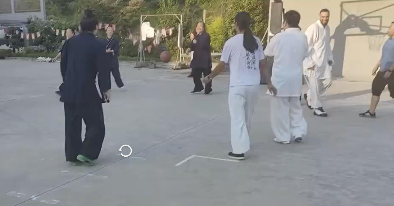 NBA球星都跟中国功夫杠上了。

自从去年文班亚马去了少林寺习武，新赛季大发神威