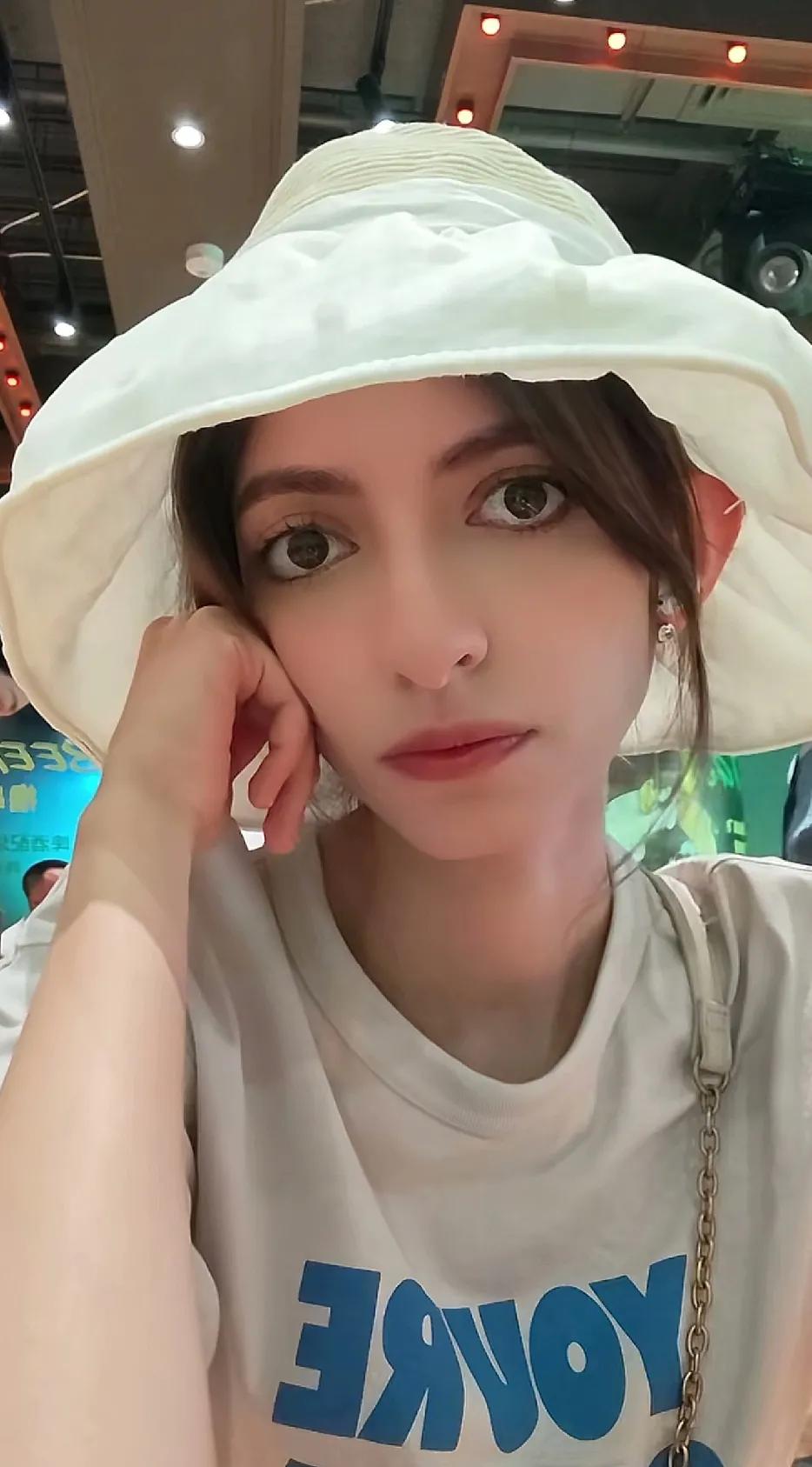 中国留学的伊朗美女点赞了内塔尼亚胡的图片评论和解放伊朗的留言，说明啥？