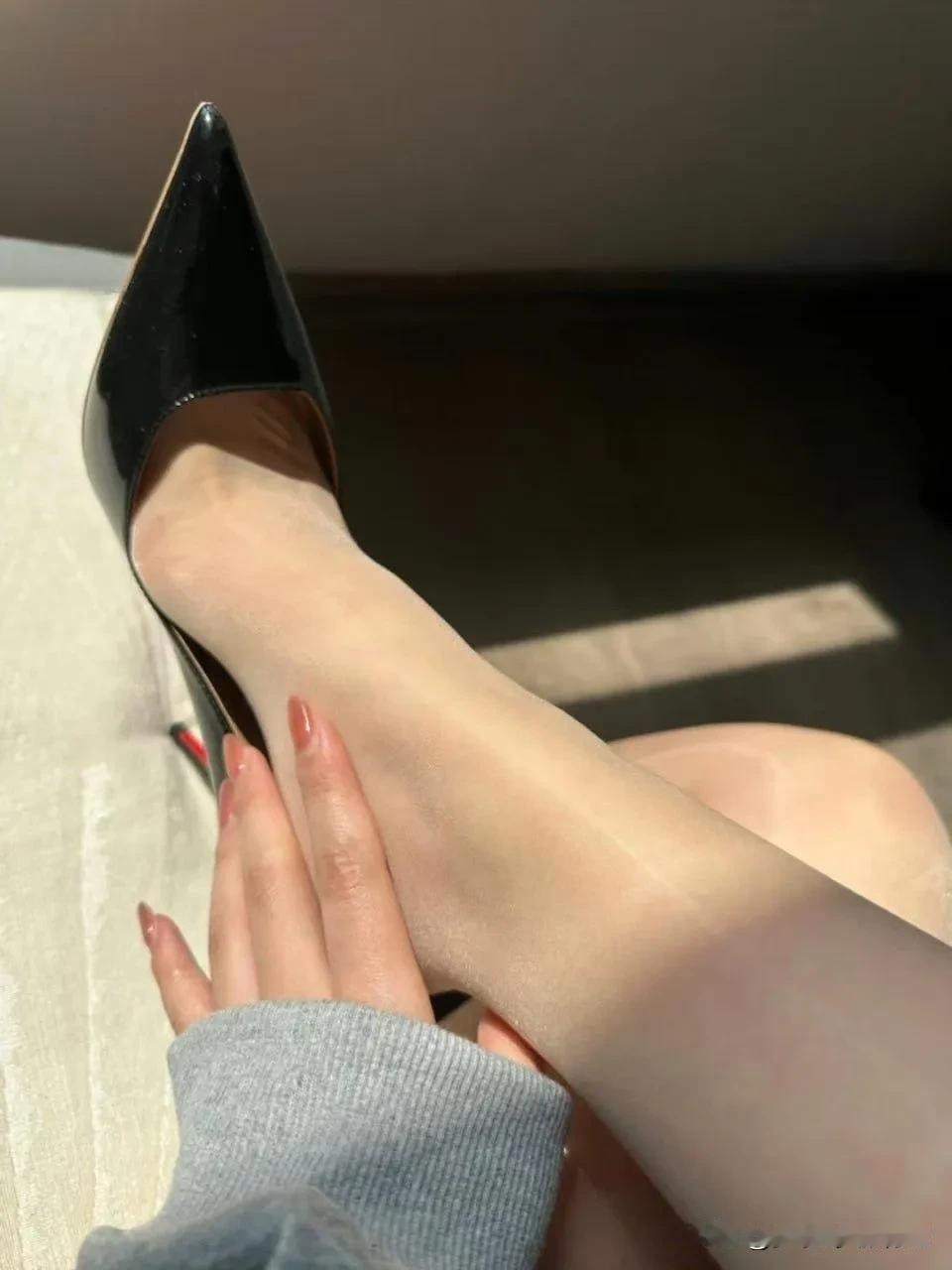 丝袜高跟鞋，性感妩媚。