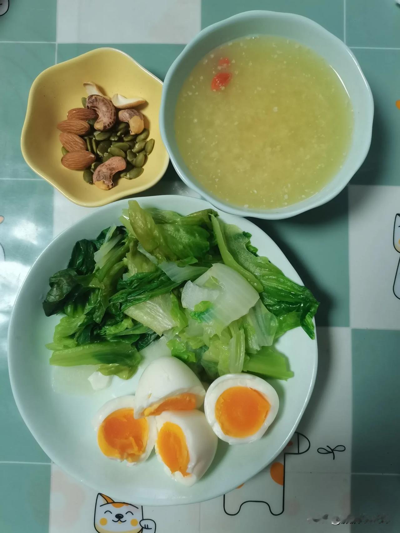 冬日绵绵之中年女性减脂早餐日记
主食：小麦胚芽
蛋白质：鸡蛋
蔬菜坚果：生菜、黄