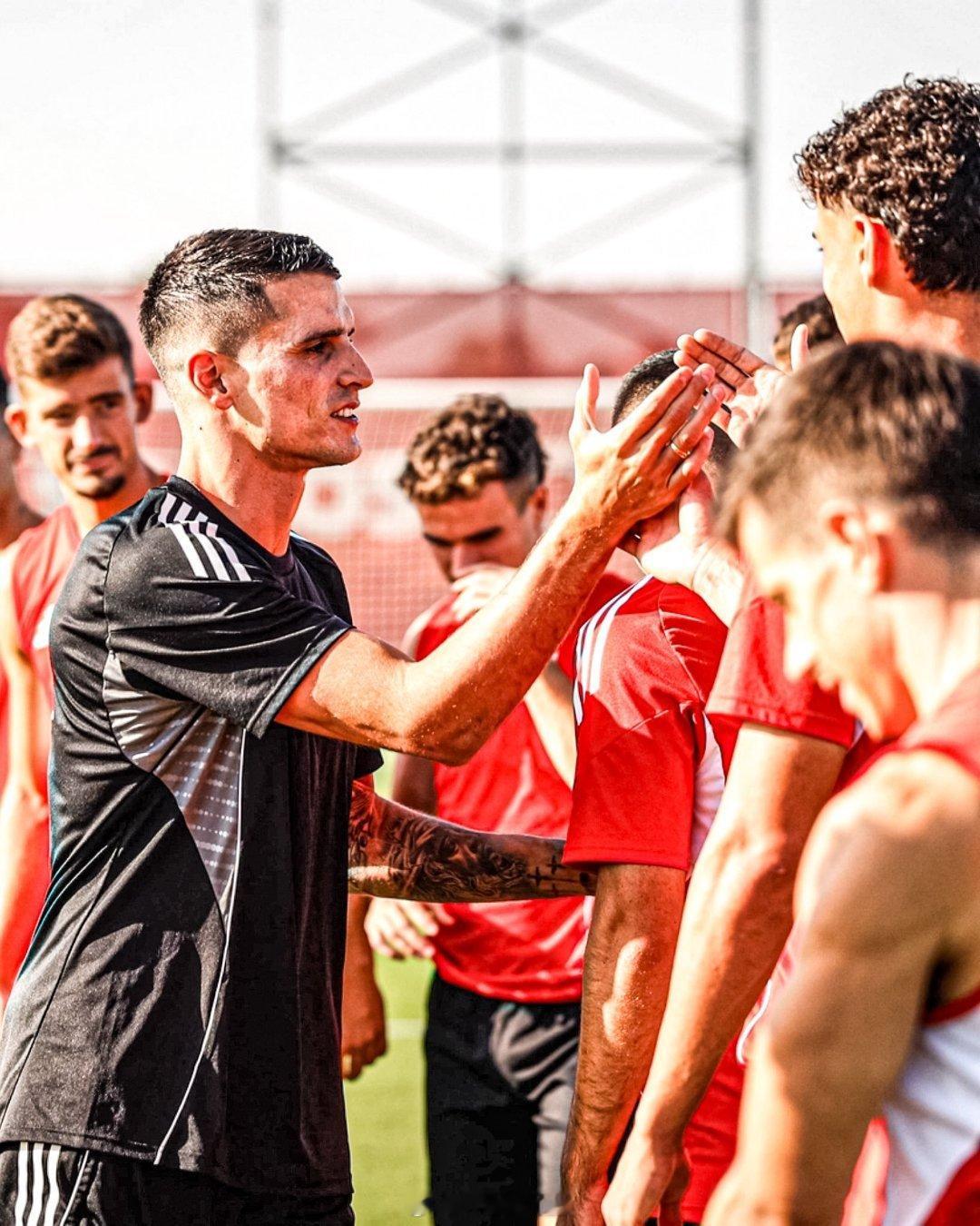 塞维利亚4比1巴萨 🇦🇷阿根廷教练阿尔梅达和助手🇦🇷拉梅拉率领的塞维利亚