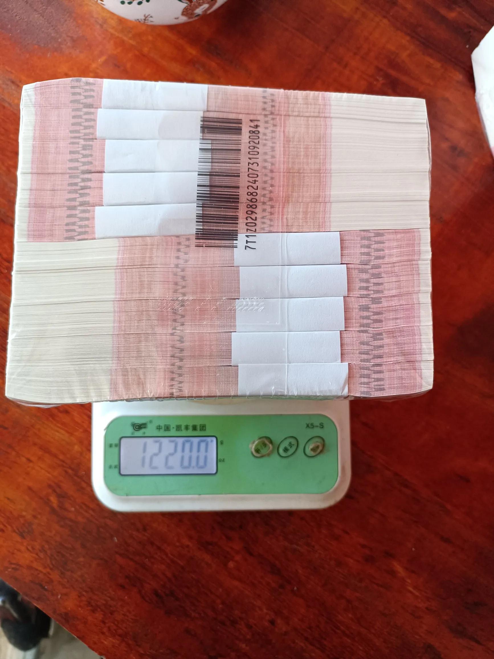 一捆钞票的重量 ​​​