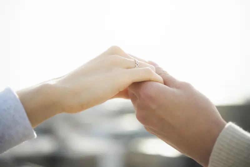 婚姻是一个测试关卡，通过这个关卡，人们会获得与肉欲无关的爱能力，从此相敬如宾、白