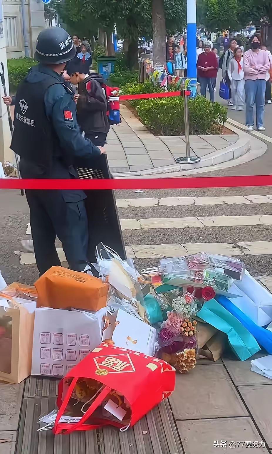 教师节当天，昆明这所小学火出圈啦！
门卫严阵以待，把家长和学生带的礼物统统拦截在