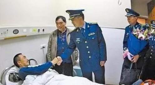 1988年，一名飞行员坠入深山，被好心的农民相救，27年后，农民的妻子打来电话：