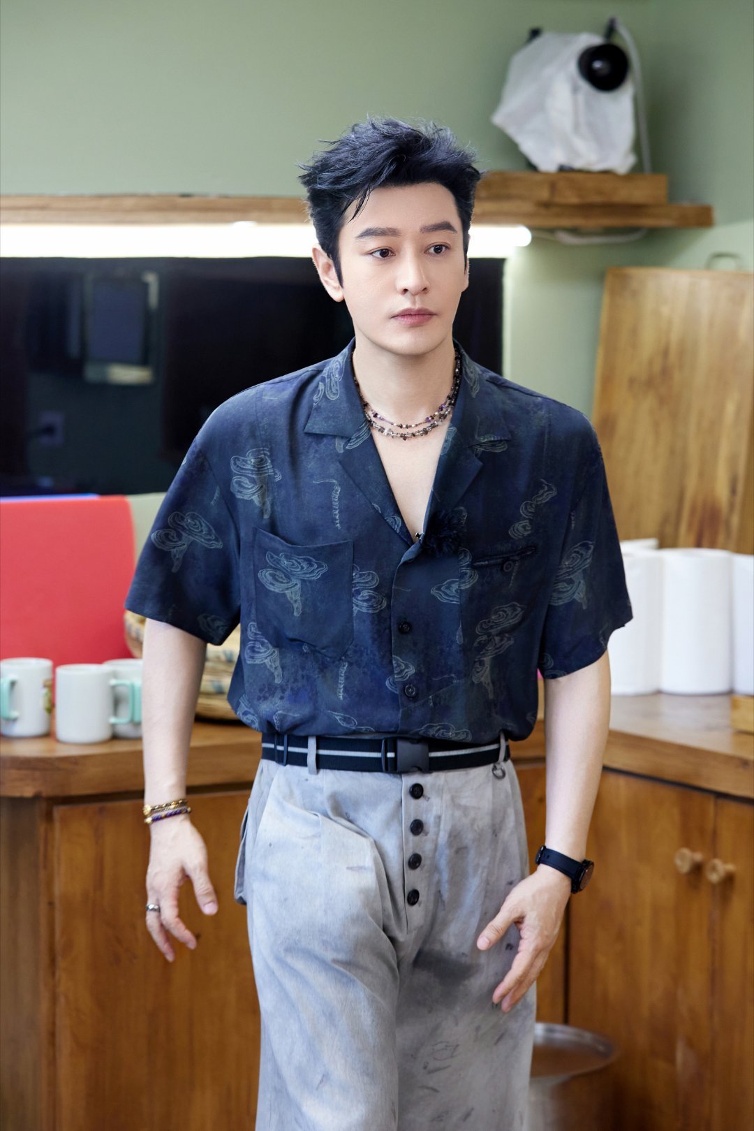 王俊凯也被黄晓明强制爱了 黄晓明这操作也太秀了，偷吃榴莲被抓包后，居然拉着王俊凯