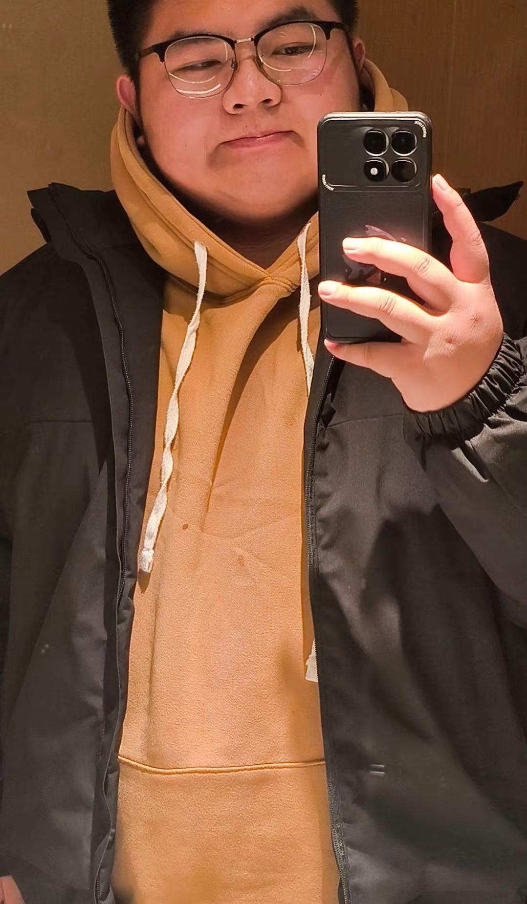 写了一半的信笺，墨渍干涸在思念中途，那些未倾诉的情愫，被风揉碎在了时光巷口