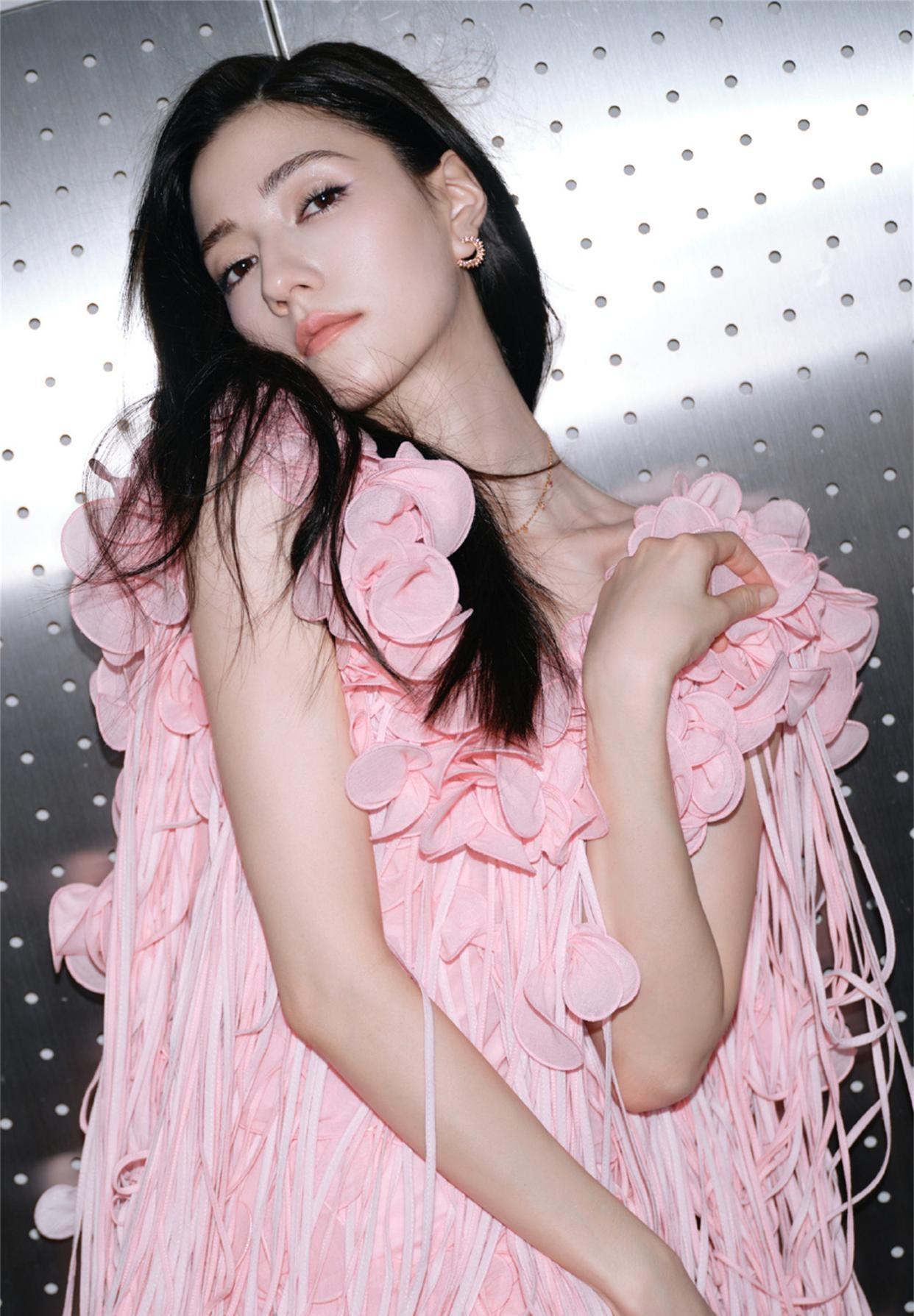 娜然化身浪漫红粉女郎，风情万种美到心尖颤！ 