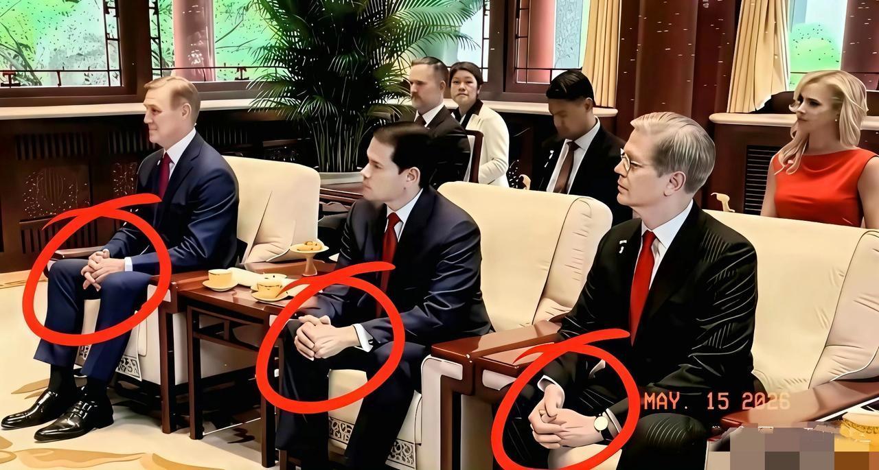 谁懂啊！一到中国的正式场合，平时看着散漫随性的美国人，坐姿直接被“格式化”了。