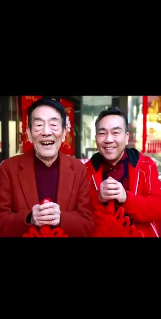有人问杨议，你父亲刚去世，你的杨光相声社停业多长时间，杨议说一天也不停。

父亲