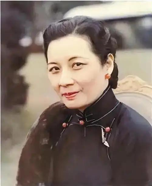 我现在严重怀疑《四渡》的导演对历史没什么认识如果让我选宋美龄，我绝不会选这么柔情