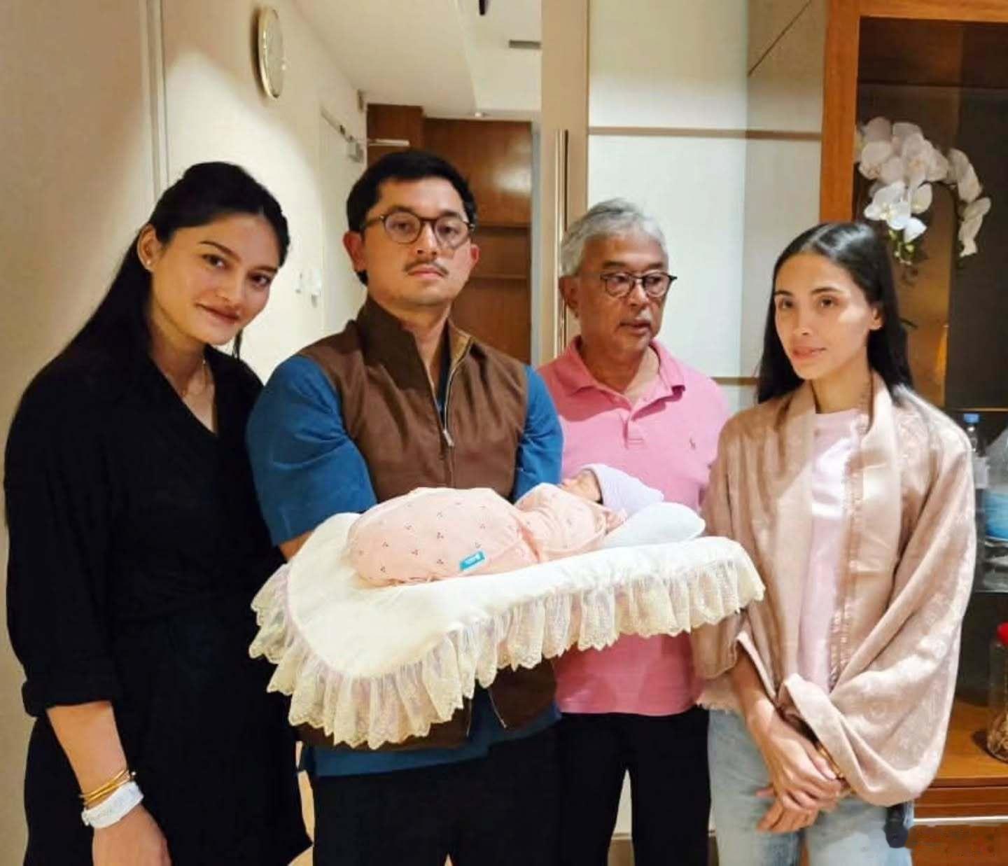 马来西亚王室 🇲🇾彭亨阿卜杜拉·沙阿苏丹和二儿子穆罕默德王子、二儿媳妇娜塔莎