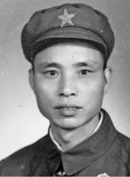 1951年，一位志愿军战士拿着刚缴获的美式重机枪，向敌人射击却发现怎么都打不中，