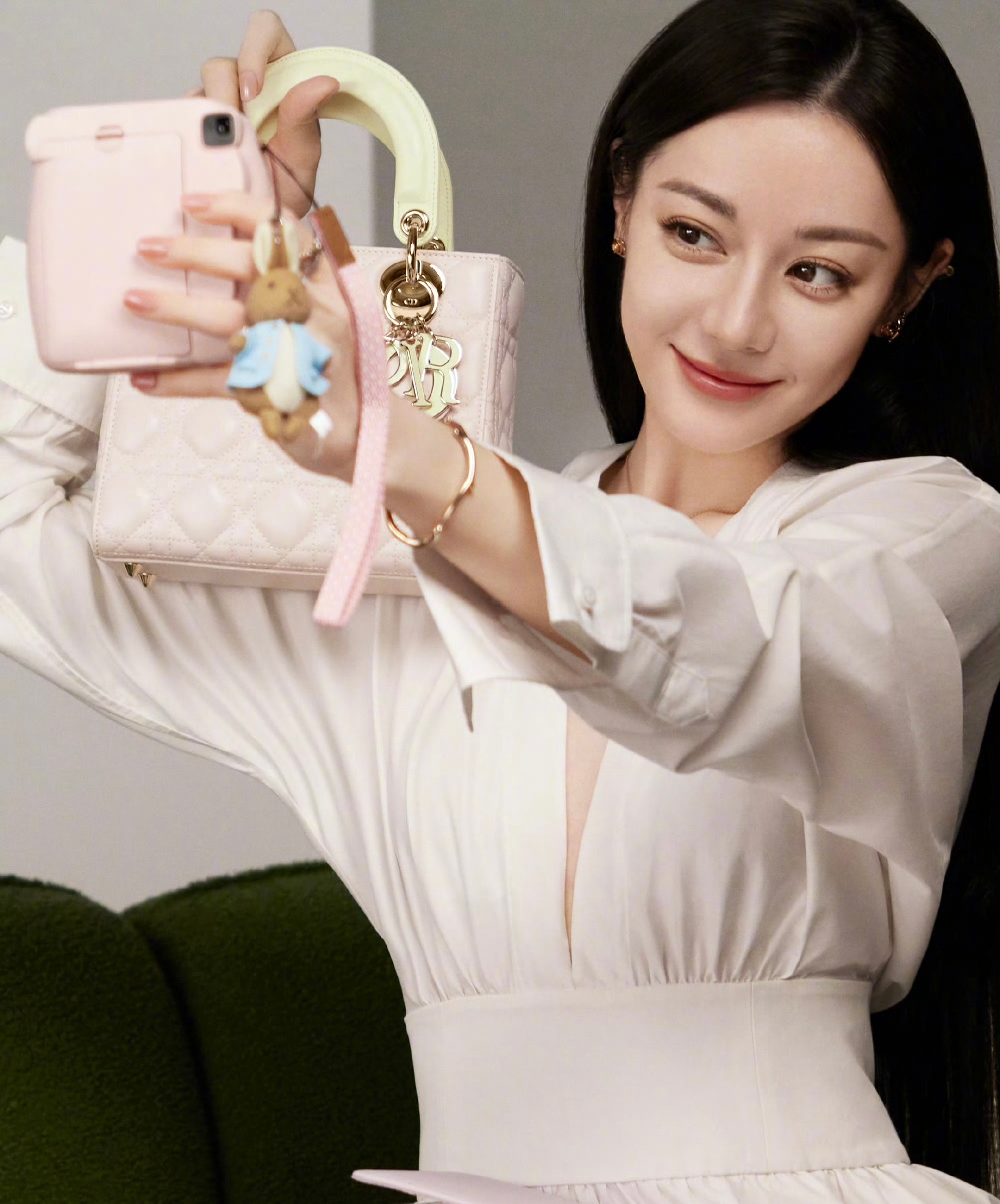 #迪丽热巴深V白裙#仙品仙品！热巴美的像个艺术品！深V白裙美艳中又带着一丝俏皮～