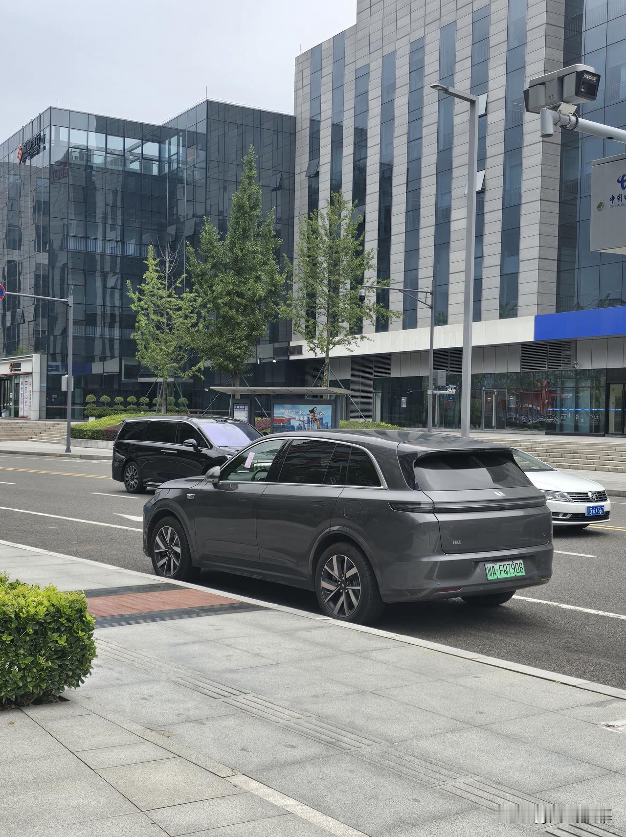 成都交警真勤快，没停两分钟就被贴条了哈尔滨交警贴条 交警贴贴 哈尔滨交警贴条 成