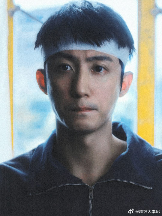黄景瑜新剧在衣服上写代理书 陈一众不光敢在衣服上写代理书，下乡走访被泼猪粪也依旧