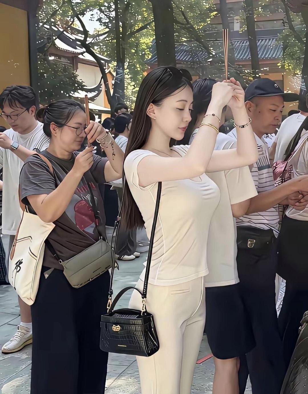 你能猜到她在求什么吗？