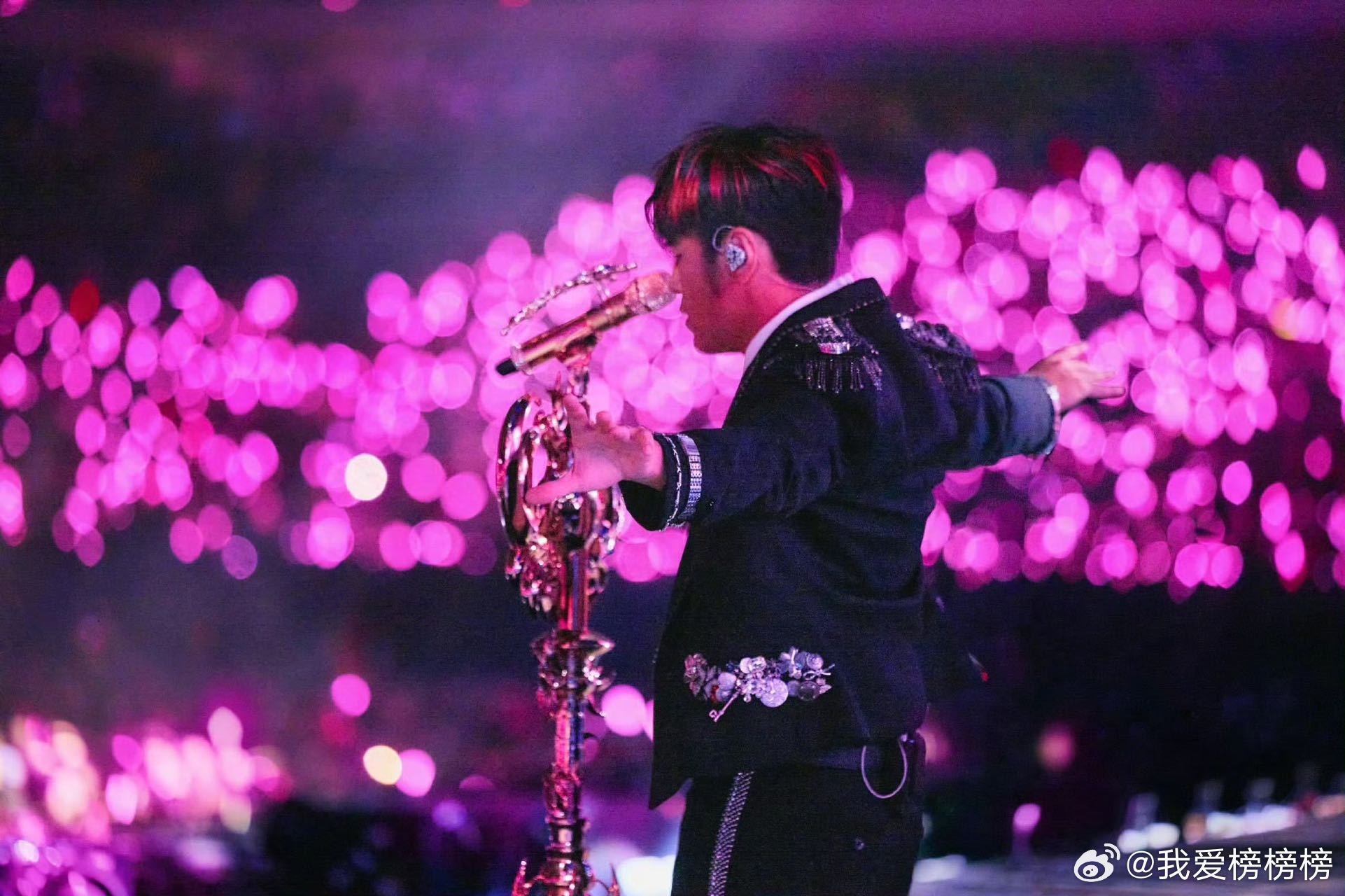 海清带儿子看周杰伦演唱会 明星追星名场面！海清带儿子现身周杰伦鸟巢现场，少年身形