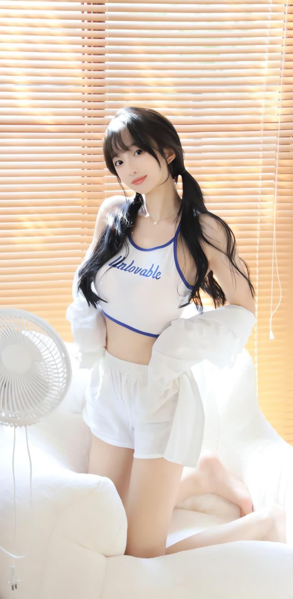 唯有心里有你的人，才会愿意去照顾你的情绪，唯有把你看得很重的人，才能和你站在一起