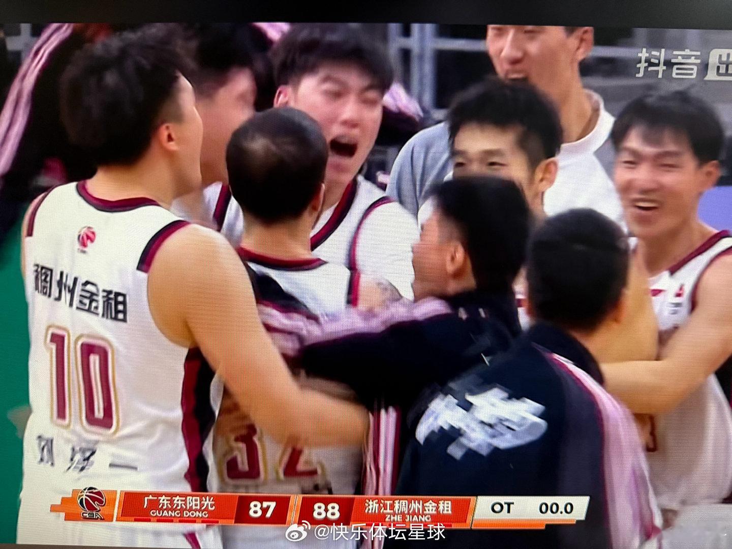 卧焯！！！！妈妈出来看上帝呀！约克这球可以和上赛季上海队泰勒-哈维的那个绝杀一较