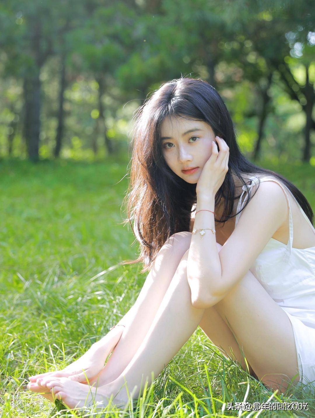 气质穿搭怎么穿才恰到好处? 阳光洒在绿草地上，少女轻轻吹着蒲公英，仿佛在诉说着青