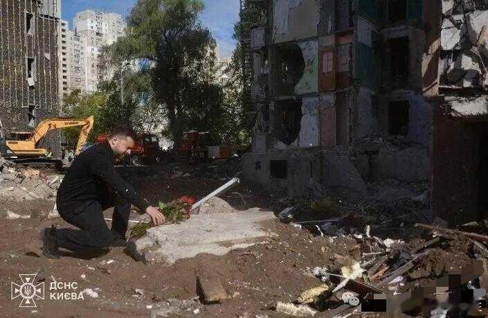 俄乌战争 5月15日，泽连斯基在基辅被俄罗斯导弹摧毁的居民楼现场向遇难者致敬，俄