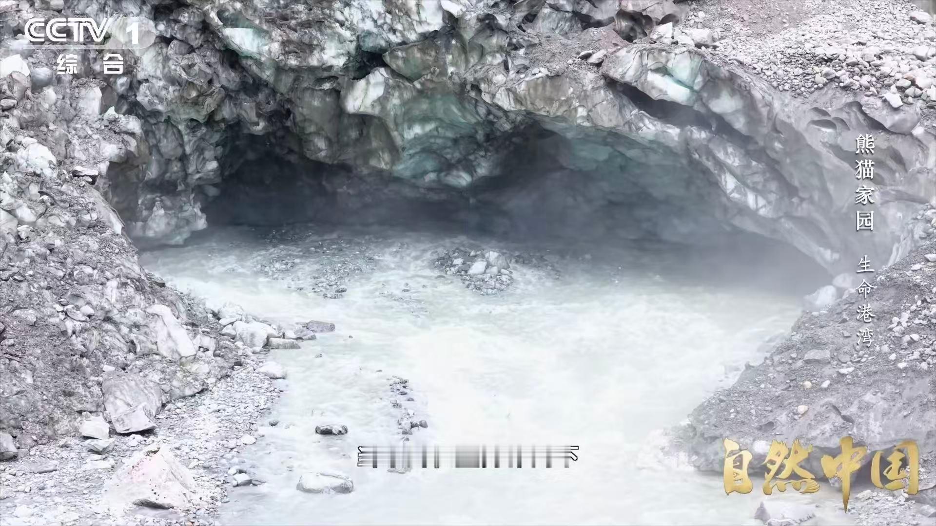 四川有一种脏脏包冰川 它看起来像岩石，其实是冰川。运动中的冰川裹挟着岩屑，像砂纸