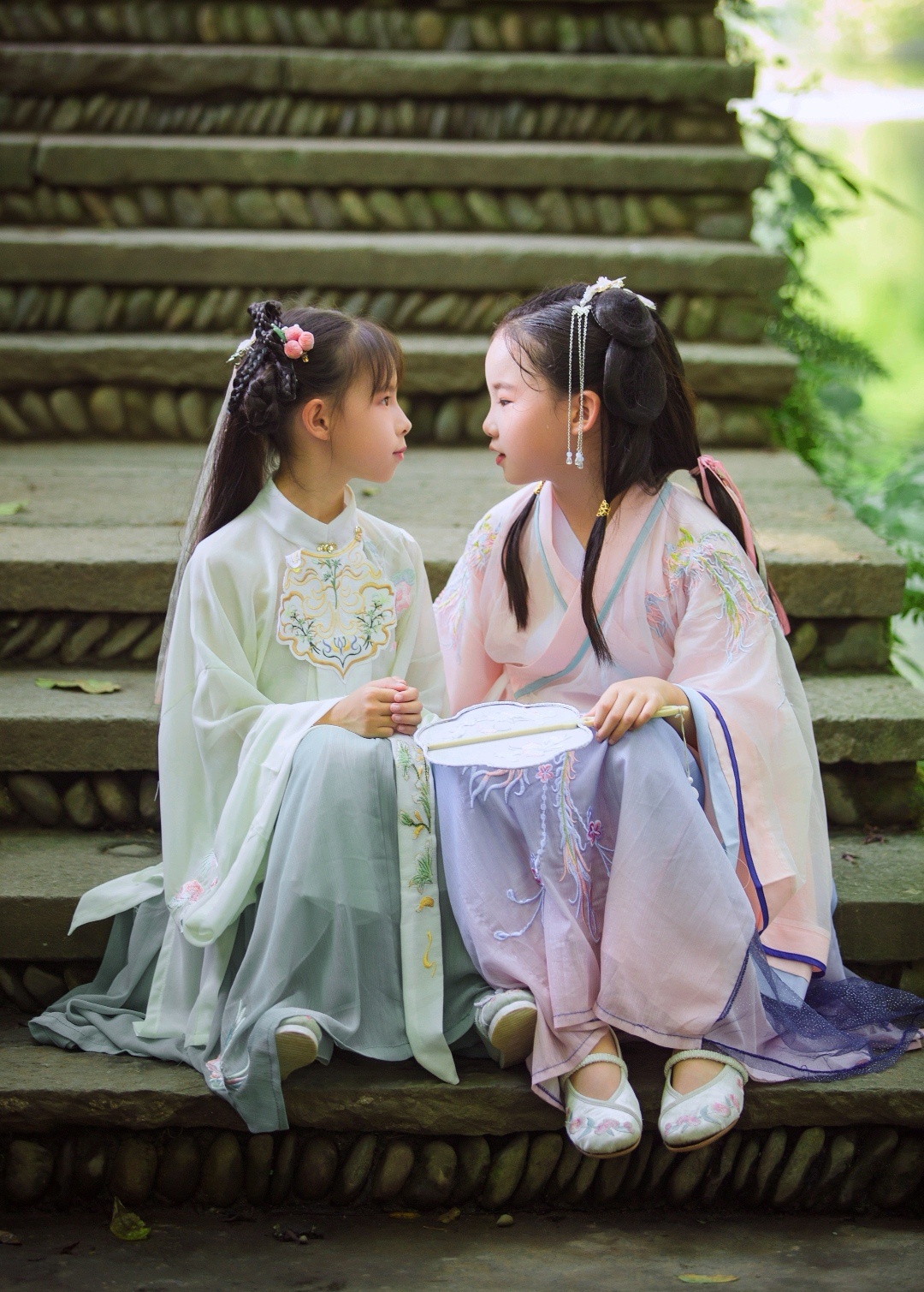 早餐给孩子准备了小笼汤包和大米粥，还挑。就给她们忆苦思甜，说哥哥中学去美国留学，