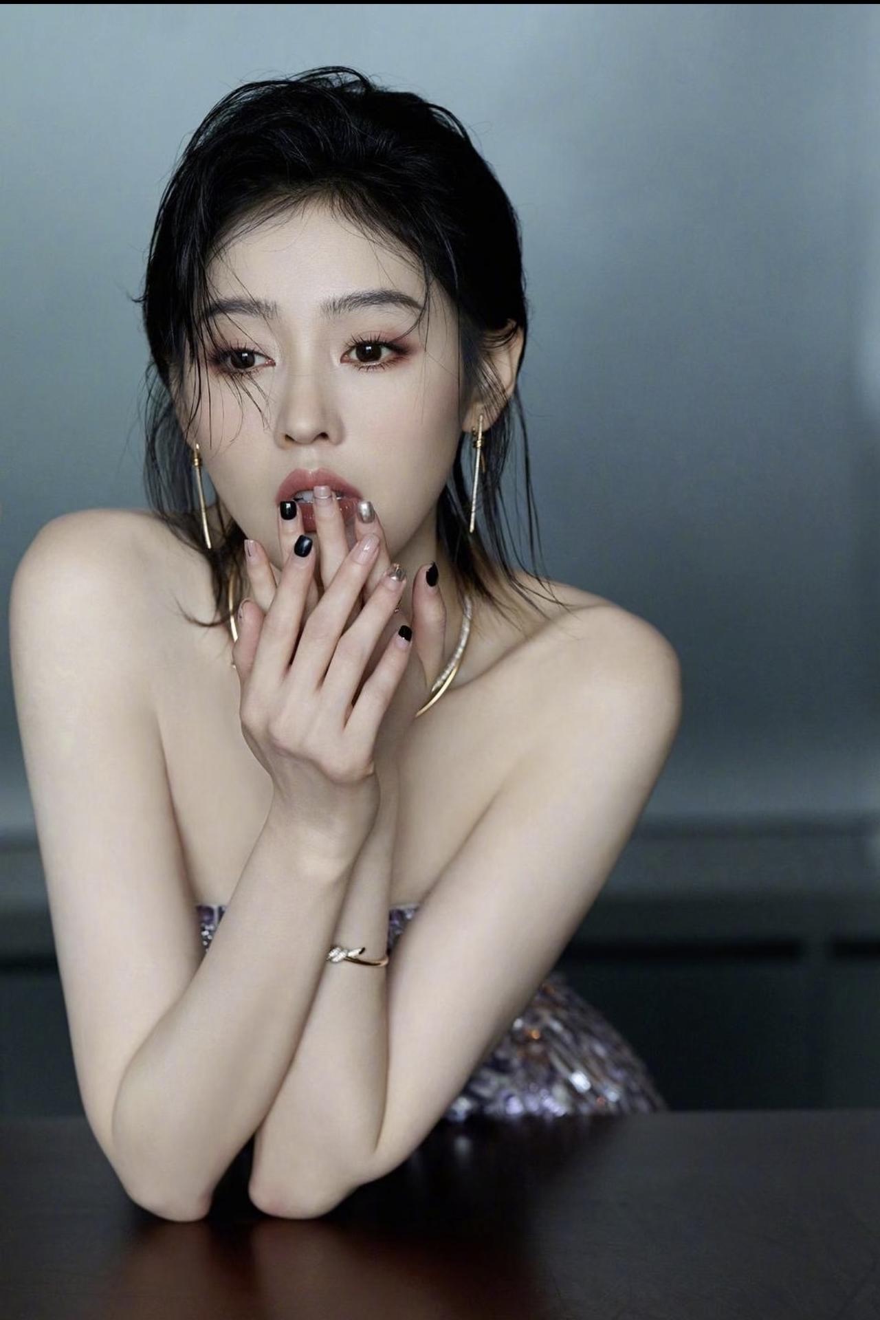 美艳御姐，飒爽天爱，完美腰臀比！张天爱 张天爱身材 
美艳御姐，飒爽天爱，完美腰