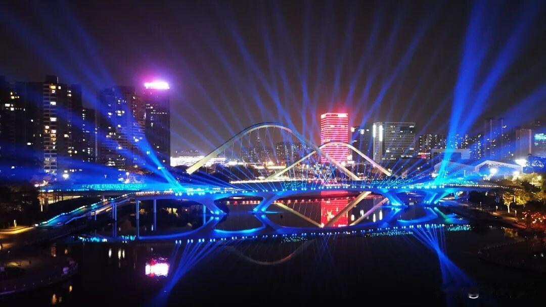 【蕉门双桥新灯光美爆了】2月11日，“骏马迎春，暖光献礼——致敬南沙‘追光人’”