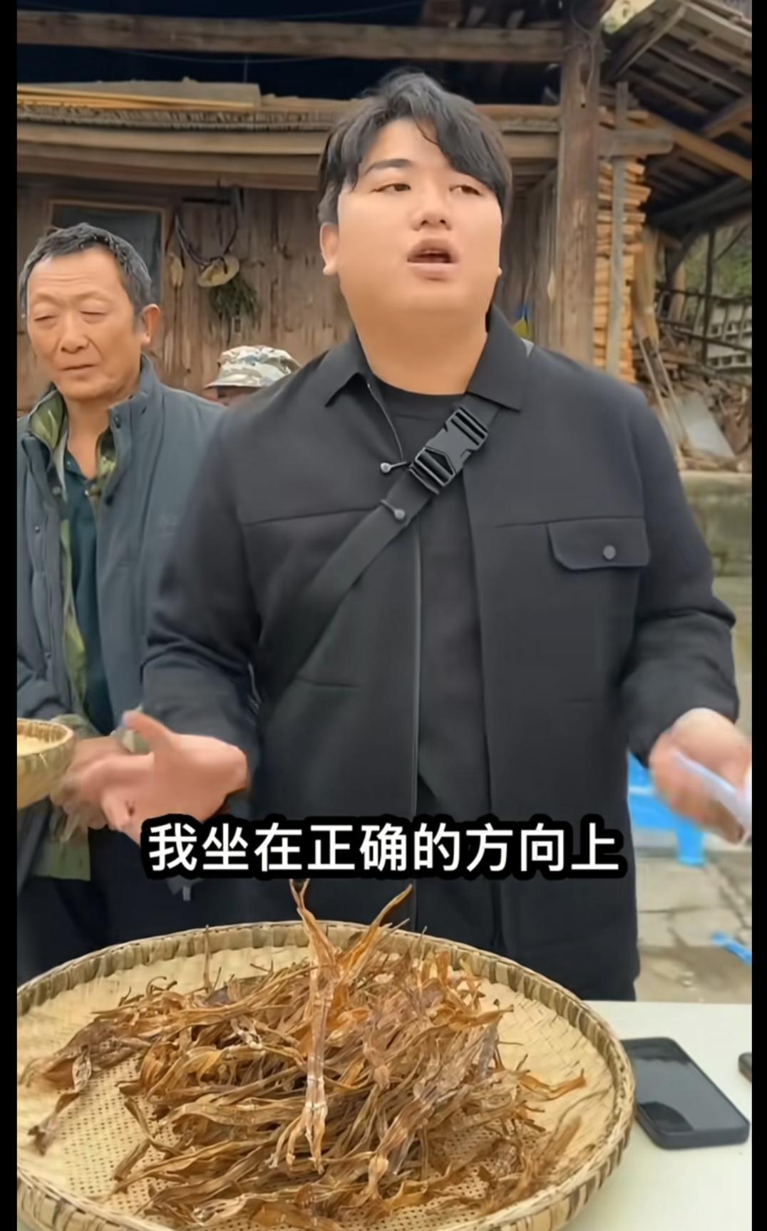 全红婵的哥，不蹭流量，他把流量当锄头。
直播不是演戏，是蹲在荔枝树下喊“来，尝