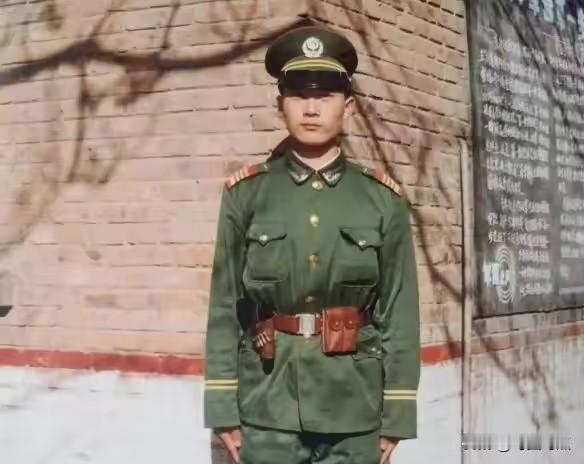 1993年11月23日深夜，云南弥渡县太花乡大地埂村，回乡探亲的武警战士杨胜清借