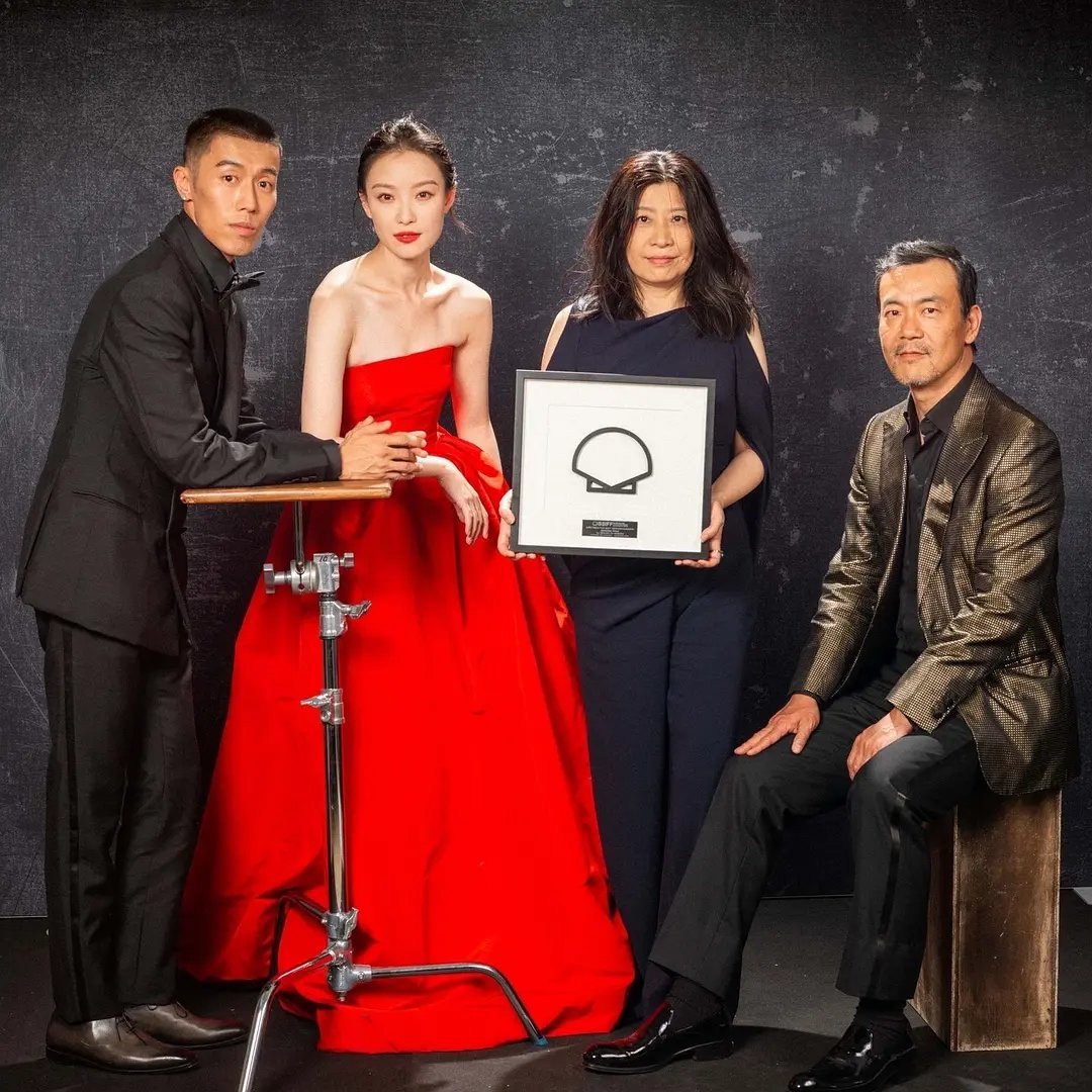 倪妮红裙没有珠宝没有耳饰 只有红唇+红裙 ​​​