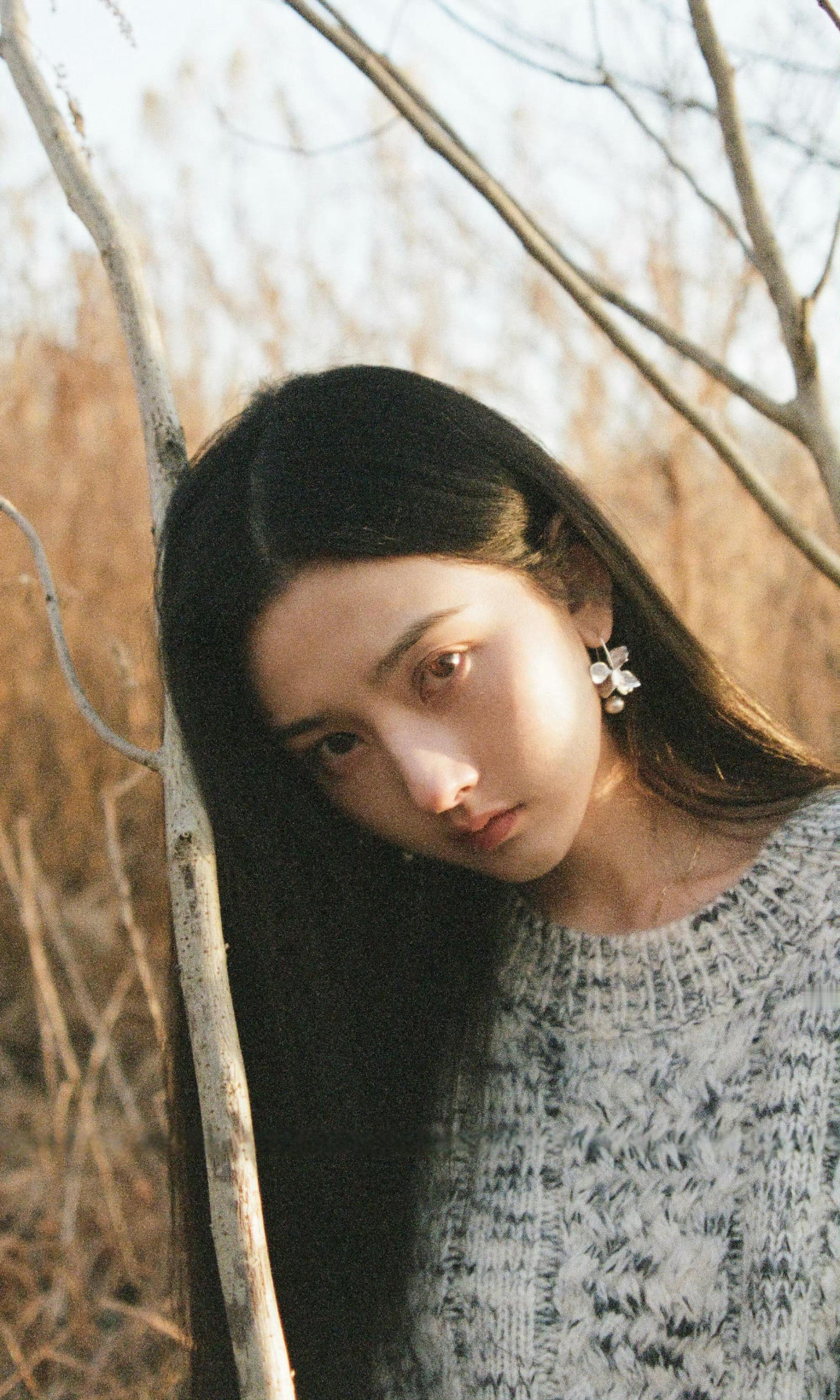 宋祖儿素颜胶片写真这组素颜胶片写真直接封神！清冷破碎感里又透着倔强生命力～祖儿真