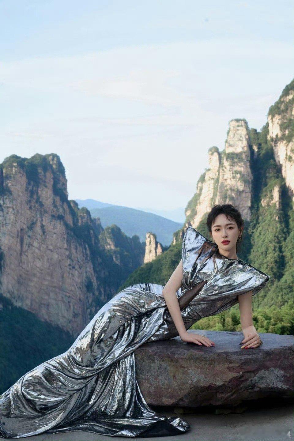 唐嫣山水大片唐嫣金属银裙唐嫣金属银裙，山水大片，[爱你][爱你] ​​​