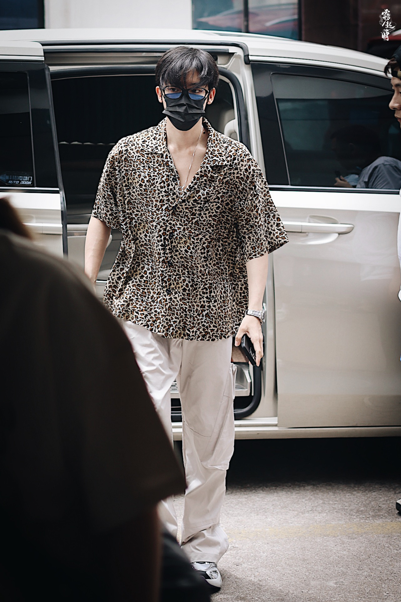 侯明昊#入青云# 上班豹纹衬衫港风帅哥[哇]这个领口，小侯子好大方[喵喵] ​​