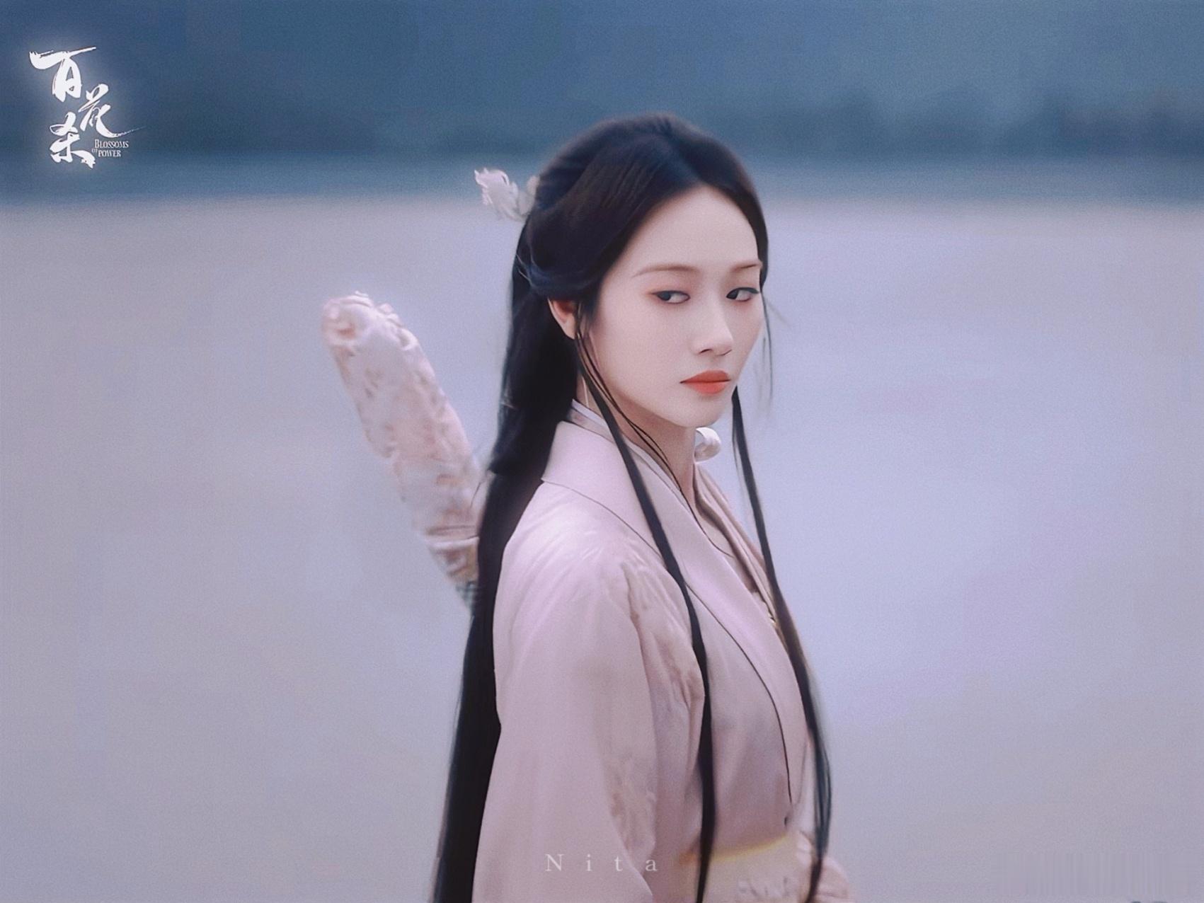 百花杀世子女装这种柔中带厉的长相太有故事感，看着温润柔和，但隐忍的恨意根本藏不住