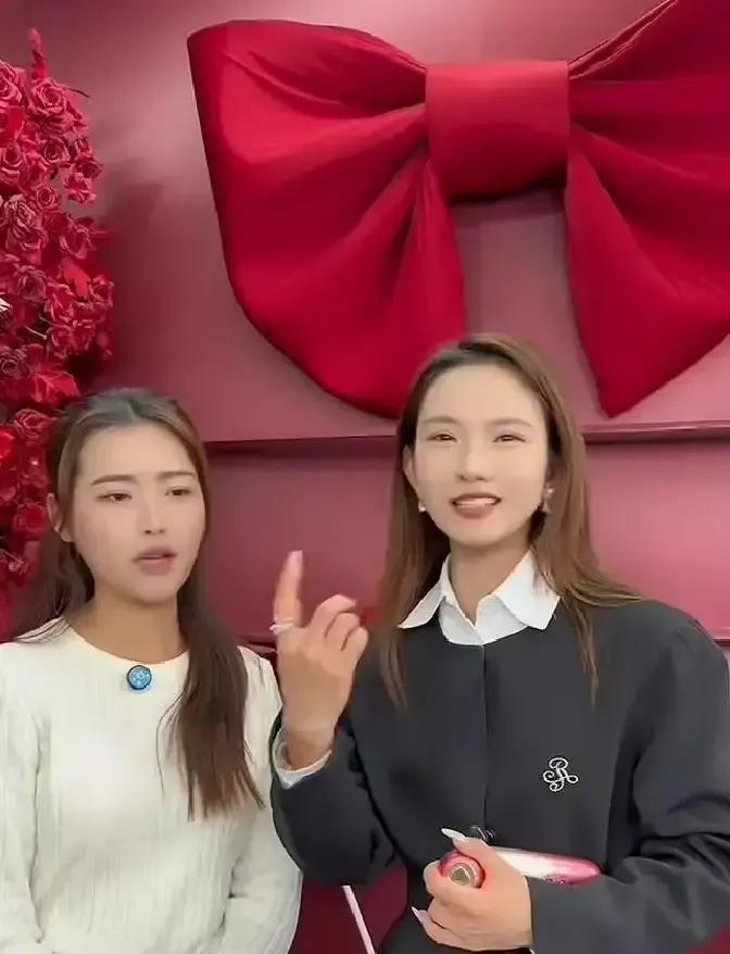 小五跟军宝宝第一次吃饭掏出手机记账AA还全程录像我隔着屏幕都替军宝宝脚趾抠地。