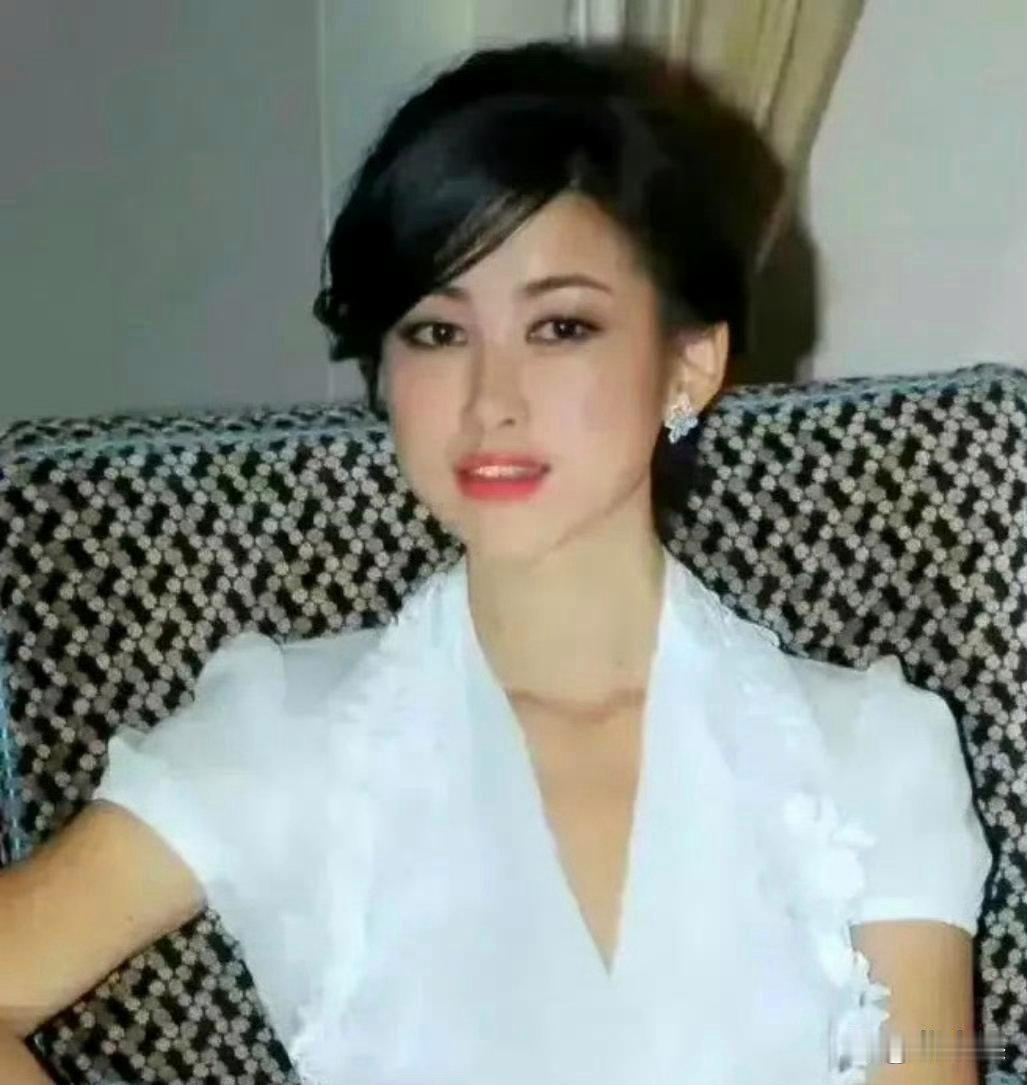 岁月从不败美人，朱珠不管在哪个时期，都自带高级独特的气质。 