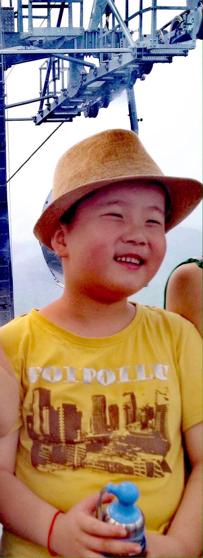 幸福是什么？

幸福是一种感受，在湛蓝的天空下抬着头，感受大自然的清新，感受这个