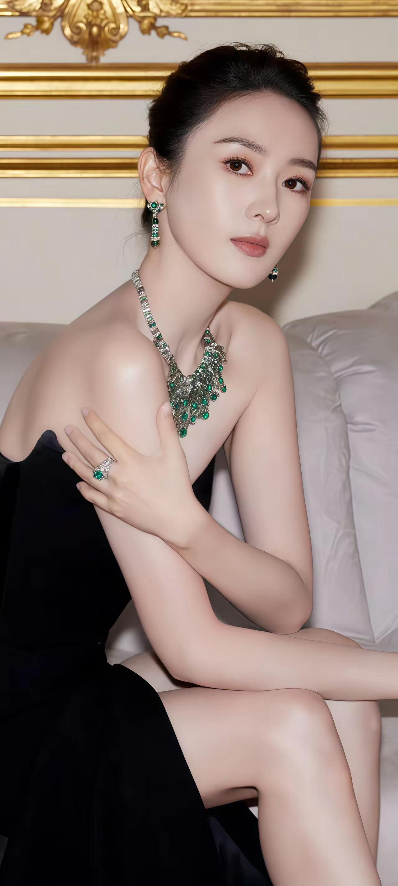 翠玉映碧眸，华服映美人。